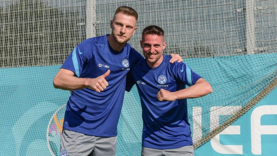 Naši futbalisti rozdávali úsmevy na každú stranu.