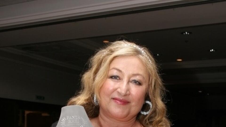 Halina Pawlowská s cenou za TOP český titul 2013.