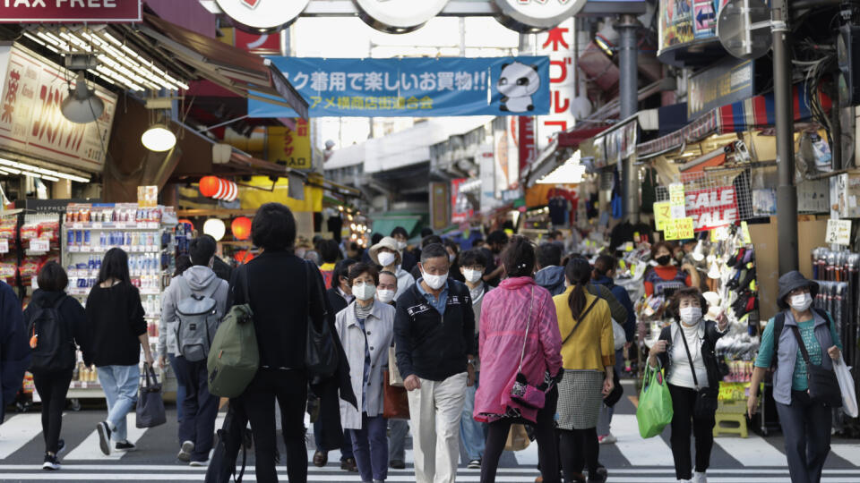 WA 22 Tokio - Ľudia s ochrannými rúškami prechádzajú cez priechod pre chodcov v Tokiu vo štvrtok 19. novembra 2020. Japonská metropola vyhlásila najvyšší stupeň pohotovosti po tom, čo tam denný nárast prípadov nákazy novým koronavírusom po prvý raz prekonal hranicu 500. Situácia v Tokiu vzbudzuje obavy aj preto, že by sa tam mali budúci rok konať letné olympijské hry, ktoré preložili o rok z dôvodu koronavírusovej pandémie. V stredu Japonsko prvýkrát od začiatku epidémie ochorenia Covid-19 zazn