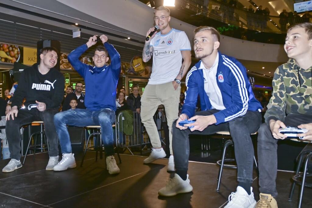 Najväčším súperom Jurija Medvedeva vo virtuálnych zápasoch je spoluhráč a brankár Slovana Michal Šulla