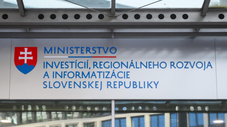 Na snímke tabuľa na vchode do budovy Tower 115 na Pribinovej, v ktorej sídli Ministerstvo investícií, regionálneho rozvoja a informatizácie SR (MIRRI) v Bratislave 27. marca 2025. FOTO TASR - Jaroslav Novák