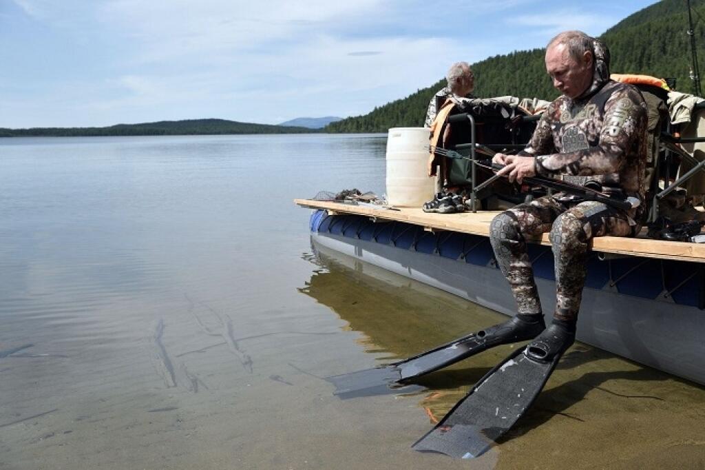 Russian President Vladimir Putin hunts fish underwater in the remote Tuva region in southern Siberia. The picture taken between August 1 and 3, 2017., Image: 344121183, License: Rights-managed, Restrictions: , Model Release: no, Credit line: Profimedia, AFP