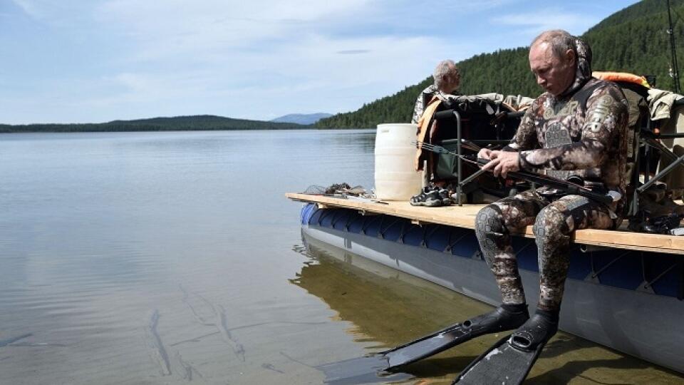 Russian President Vladimir Putin hunts fish underwater in the remote Tuva region in southern Siberia. The picture taken between August 1 and 3, 2017., Image: 344121183, License: Rights-managed, Restrictions: , Model Release: no, Credit line: Profimedia, AFP