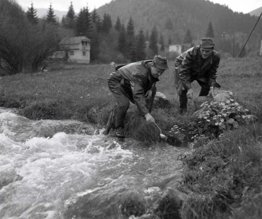 Zľava Zoltán Hámor, hospodár rybárskeho zväzu v Ružomberku a Rudolf Myslivec pri zarybňovaní.