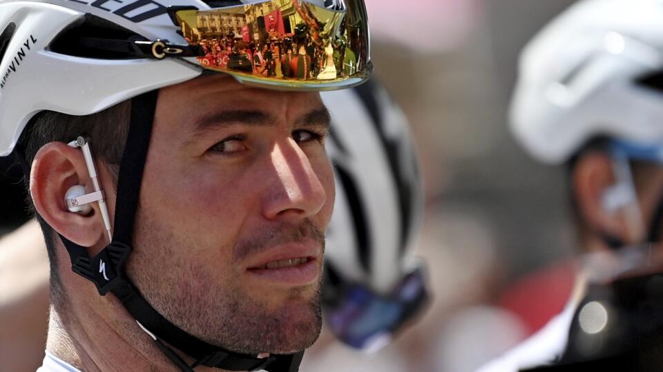 JB 26 Catania - Britský cyklista Mark Cavendish sa pozerá na štarte 5. etapy cyklistických pretekov Giro D'Italia na trati z Catanie do Messiny, dlhej 174 km v talianskom meste Catania 11. mája 2022. FOTO TASR/AP
Britain's Mark Cavendish looks on at the start the fifth stage of the Giro D'Italia cycling race from Catania to Messina, Italy, Wednesday, May 11, 2022. (Gian Mattia D'Alberto/LaPresse via AP)