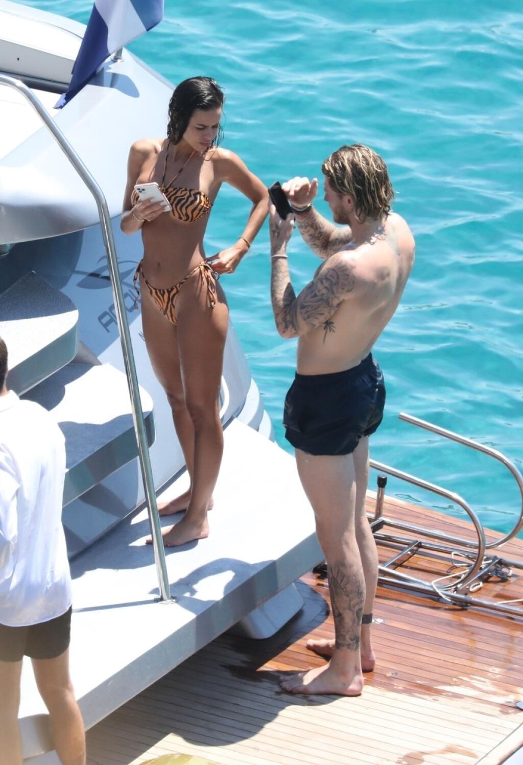Paparazzi zábery z dovolenky Lorisa Kariusa odhalili, že nemecký brankár už nie je so svojou bývalou priateľkou. Na jachte na ostrove Mykonos si užíval s neznámou brunetkou.