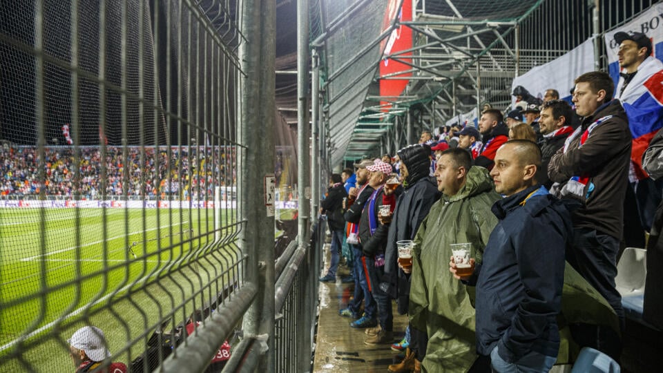 Na snímke fanúšikovia slovenska počas zápasu kvalifikácie Majstrovstiev Európy vo futbale medzi Chorvátskom a Slovenskom.