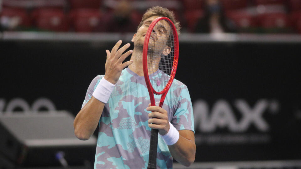 WA 12 Sofia - Slovenský tenista Martin Kližan reaguje v zápase 1. kole dvojhry proti Francúzovi Adrianovi Mannarinovi na turnaji ATP v Sofii v pondelok 9. novembra 2020. Kližan v pozícii