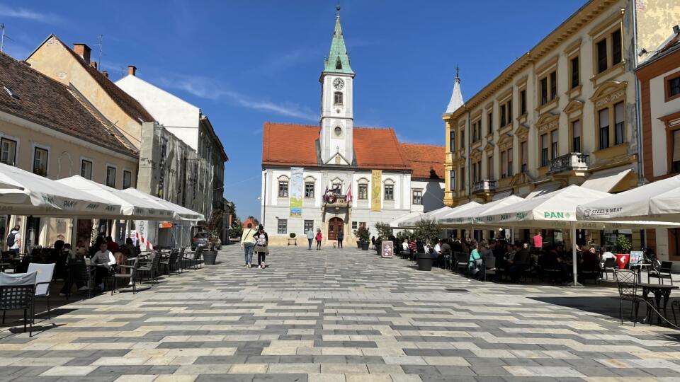 Varaždínska radnica dominuje Námestiu kráľa Tomislava.