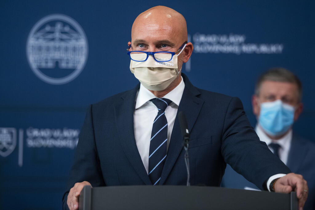 Na snímke zľava minister školstva, vedy, výskumu a športu SR Branislav Gröhling (SAS) a minister zdravotníctva SR Vladimír Lengvarský (nominant OĽaNO) počas tlačovej konferencie k plánu obnovy a reformnej jeseni v Bratislave 4. októbra 2021. FOTO TASR - Jaroslav Novák