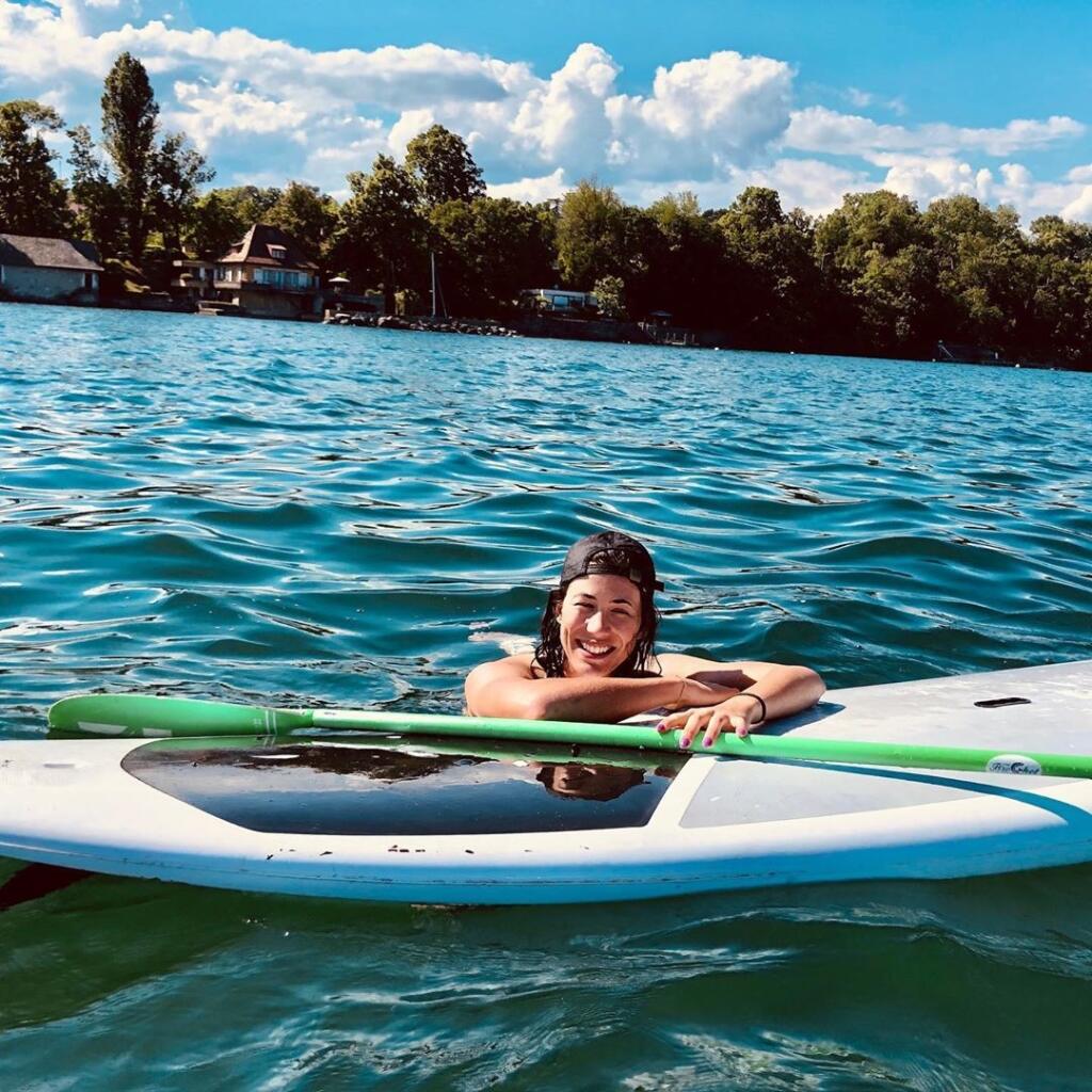 Španiela Garbine Muguruzová si vyskúšala surfovanie a ukázala svoje vypracované telo.