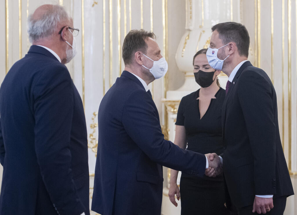 Prezidentka Zuzana Čaputová prijala demisiu doterajšieho ministra pôdohospodárstva a rozvoja vidieka Jána Mičovského (vľavo) v utorok 8. júna 2021 v Bratislave. Za jeho nástupcu vymenovala Samuela Vlčana (uprostred). Vpravo predseda vlády Eduard Heger (OĽaNO). FOTO TASR - Martin Baumann