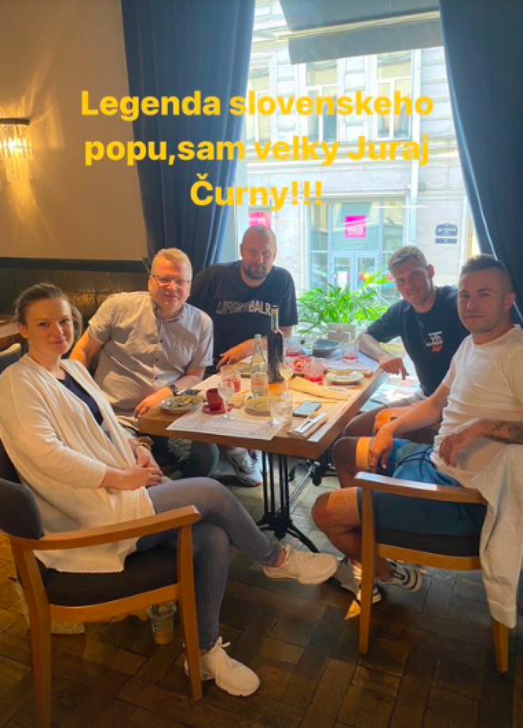 Prvý zápas našej futbalovej reprezentácie na EURO 2020 proti Poľsku (2:1) si nenechali ujsť legendárni slovenskí futbalisti. Martin Škrtel, Stanislav Šesták či Martin Jakubko.