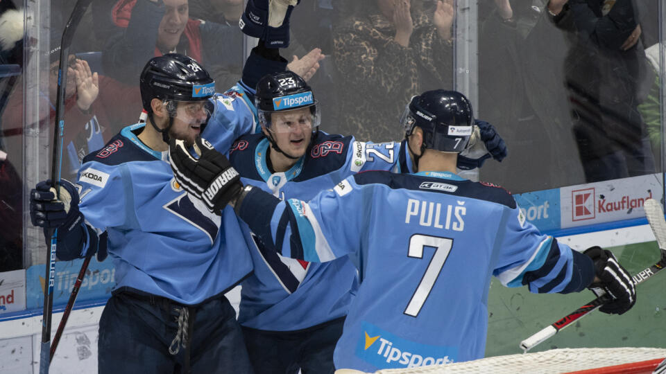 Na snímke hráči Slovana sprava Radovan Puliš, Jindřich Abdul a strelec gólu Tomáš Zigo sa tešia po strelení prvého gólu počas zápasu 42. kola Tipsport Ligy HC Slovan Bratislava - HC ’05 iClinic Banská Bystrica 21. januára 2020 v Bratislave. FTO TASR - Pavel Neubauer

