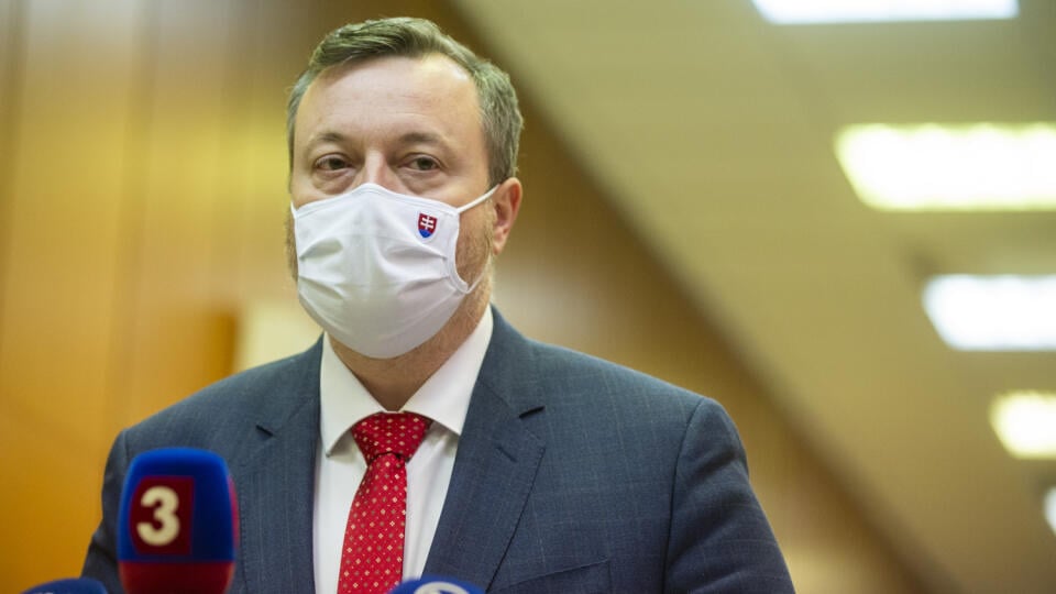 NA snímke minister práce, sociálnych vecí a rodiny SR Milan Krajniak (Sme rodina) pred rokovaním 77. schôdze vlády SR vo štvrtok 18. februára 2021 v Bratislave. FOTO TASR - Jakub Kotian