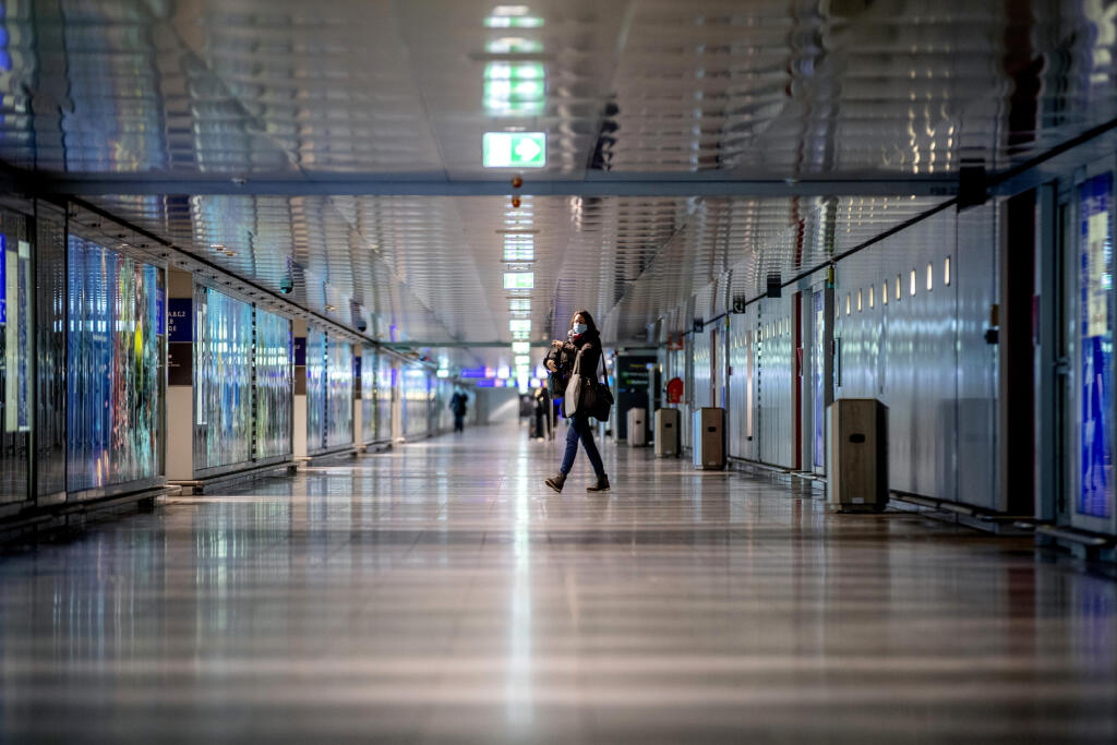 JB 13 Frankfurt - Pasažier kráča cez terminál na medzinárodnom letisku vo Frankfurte nad Mohanom 26. januára 2021. Nemecká vláda zaviedla hraničné kontroly aj pre niektoré lety, ktoré majú výrazne obmedziť šírenie nového koronavírusu. Nemecká kancelárka a premiéri 16 spolkových krajín sa minulý týždeň dohodli na predĺžení čiastočného lockdownu najmenej do 14. februára a na zavedení povinného nosenia respirátorov triedy FFP2 v obchodoch a verejnej doprave. FOTO TASR/AP

A passenger walks through 