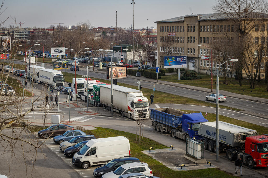 Zástupcovia autodopravcov blokovali pomocou kamiómnov ulice v Bratislave aj na začiatku roka 2020.