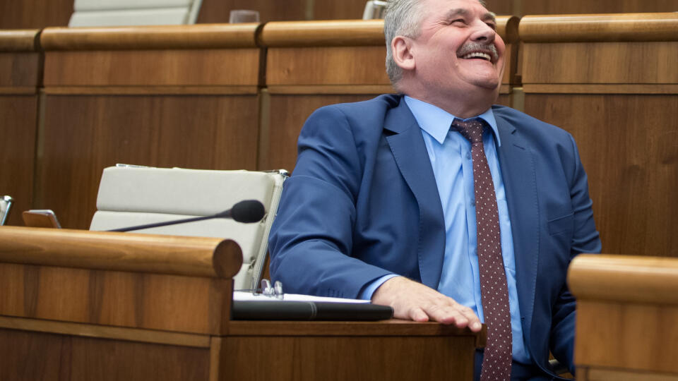 Minister práce, sociálnych vecí a rodiny Ján Richter má vždy radosť, keď klesá nezamestnanosť.