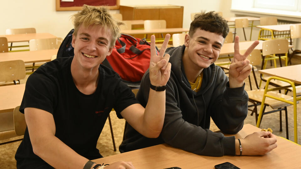 Do školských lavíc sa mohli od pondelka vrátiť všetci žiaci základných a stredných škôl. Na snímke študenti v triede Strednej priemyselnej školy stavebnej (SPŠS) Emila Belluša v Trenčíne 22. júna 2020. FOTO TASR - Radovan Stoklasa