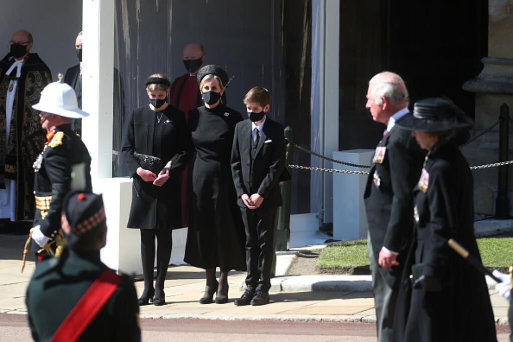 O blízkom vzťahu a hlbokom zármutku nad stratou milovaného pradedka svedčí aj to, že 17-ročná lady Louis vzdala princovi Philipovi na sobotňajšom pohrebe poctu dojemným gestom. Na svoj smútočný odev si pripla jazdeckú brošňu, ktorú zdobila hlava koňa a stočený bič.