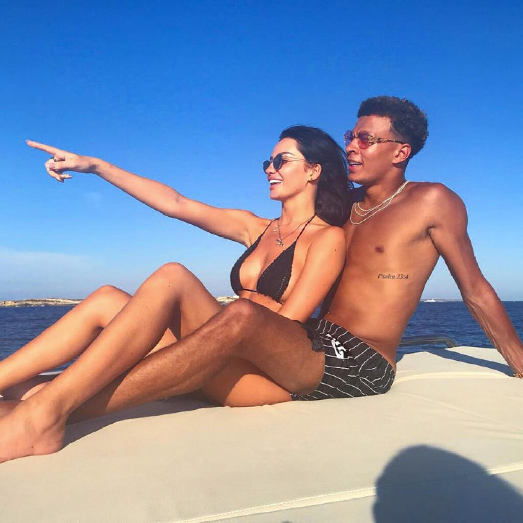 Ruby a Dele tvorili pár päť rokov, teraz je s ich vzťahom koniec. Za všetko môže posadnutosť futbalovej hviezdy. Avšak nie posadnutosť jeho frajerkou, ale neustálym trávením času pri videohre Fortnite.