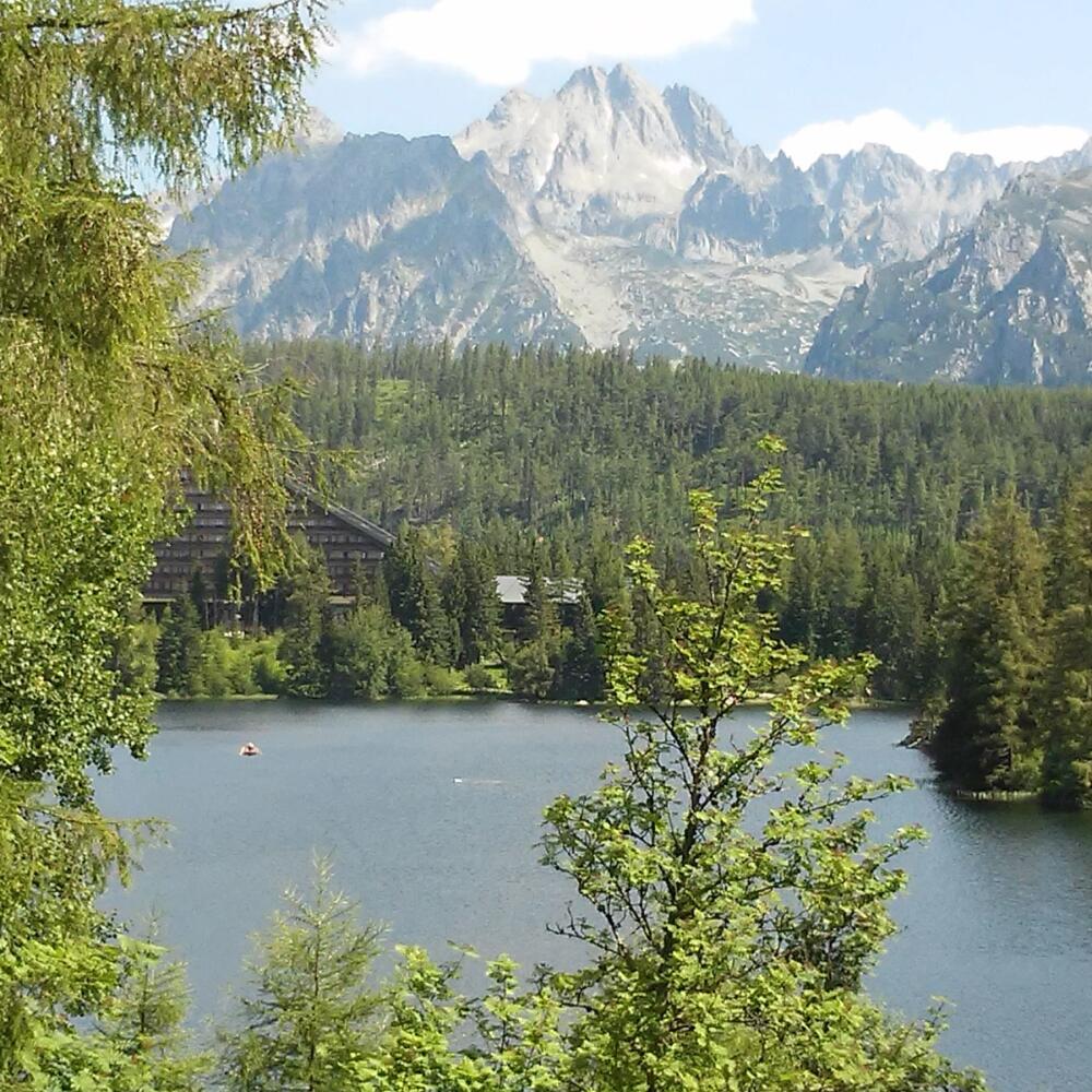 Štrbské Pleso v lete. Jeho najznámejším symbolom je rovnomenné jazero (1 346 metrov). Miesto je športovým, spoločenským i kultúrnym centrom Tatier.