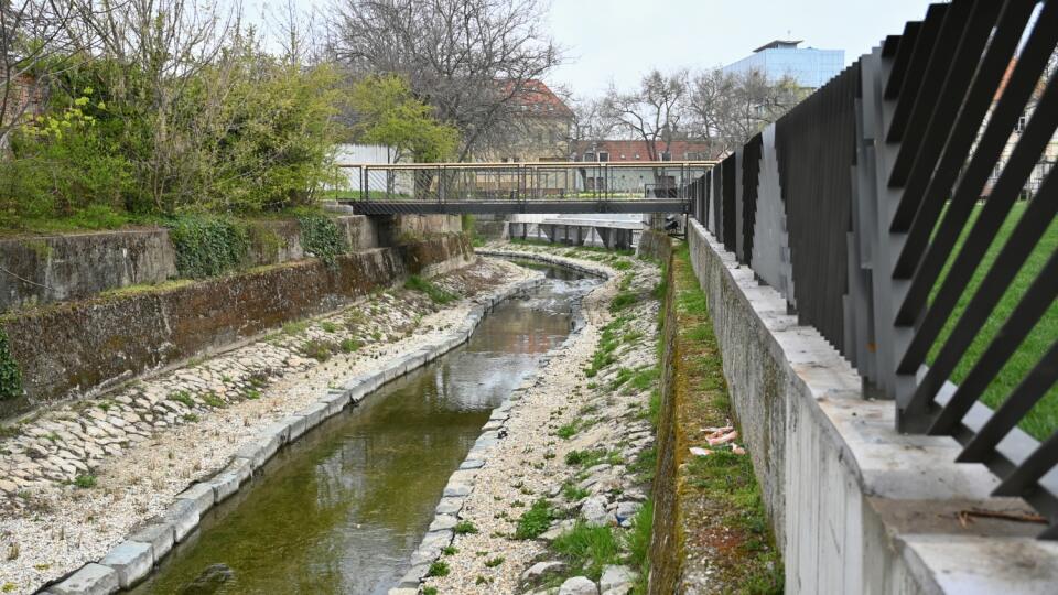 Obnova Ružového parku v Trnavy za viac ako 3 milióny eur je vo finále. Na snímke obnovený priestor Ružového parku v Trnave v utorok 11. apríla 2023. FOTO TASR - Lukáš Grinaj