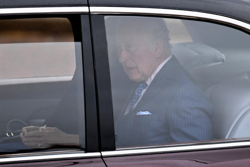 King Charles III.  arrives at Buckingham Palace for final preparations before the ceremony.