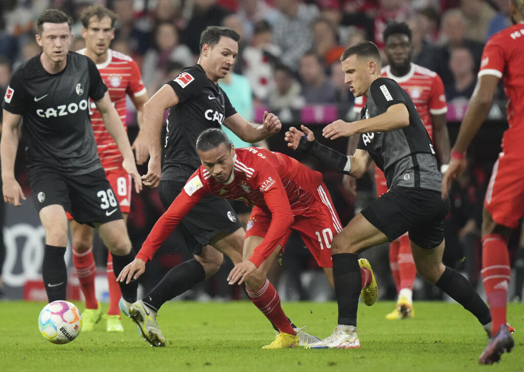 KK44 Mníchov - Na snímke uprostred futbalista Leroy Sane z Bayernu v zápase 11. kola nemeckej Bundesligy Bayern Mníchov - SC Freiburg v Mníchove 16. októbra 2022. FOTO TASR/AP
Bayern's Leroy Sane, centre, in action during the German Bundesliga soccer match between FC Bayern Munich and SC Freiburg at the Allianz Arena in Munich, Germany, Oct. 16, 2022. (AP Photo/Matthias Schrader)
