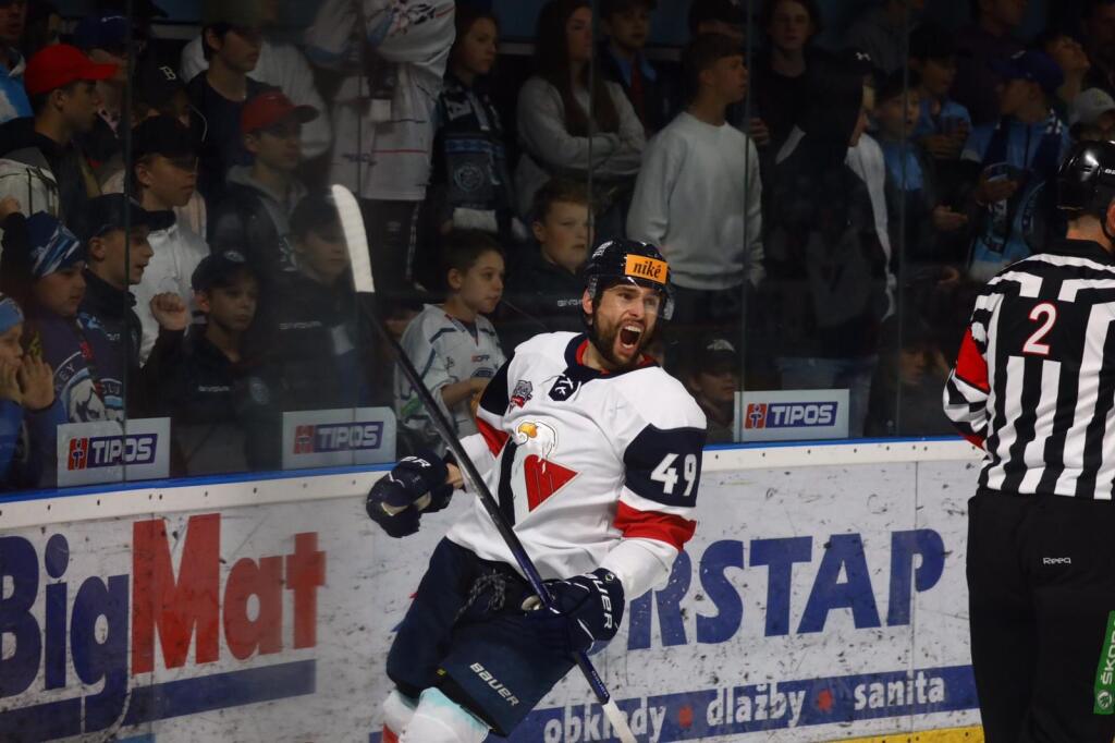 Hráč HC Slovan Bratislava sa teší po prvom góle v piatom finálnom zápase Tipos extraligy s Nitrou