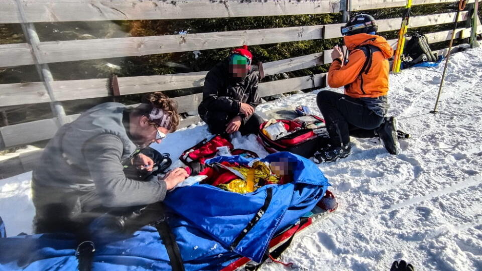 Žena utrpela v Jasnej po zrážke s lyžiarom vážne zranenia