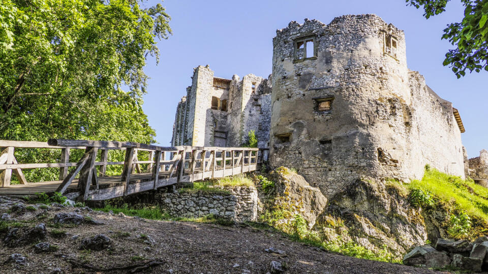 UHROVSKÝ HRAD
Neboli mu osudné boje, ale požiar.