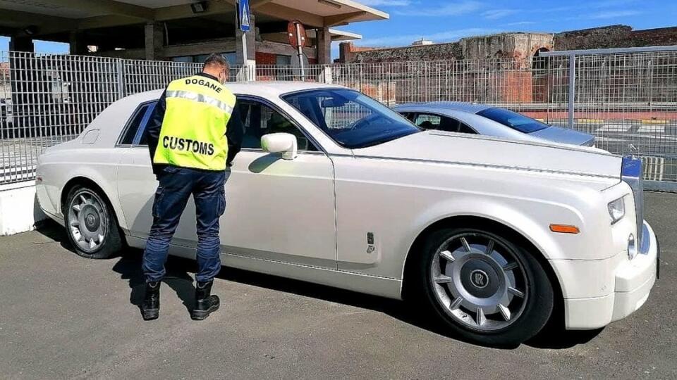 Talianski colníci zadržali prestížny Rolls-Royce z Ruska