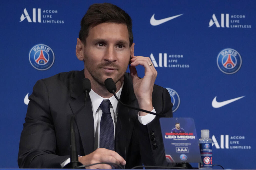 JB 39 Paríž - Argentínsky futbalista Lionel Messi počas tlačovej konferencie na štadióne Parc des Princes v Paríži 11. augusta 2021. Messi si podľa vlastných slov užíva prítomnosť v tíme Paríž St. Germain od prvých minút. Francúzsky vicemajster predstavil svoju novú hviezdnu posilu v stredu na tlačovej konferencii. Tridsaťštyriročný argentínsky útočník opustil po 21 rokoch FC Barcelona. V metropole Francúzska podpísal zmluvu na 2 roky s opciou na ďalší rok. Podľa medializovaných informácií má r