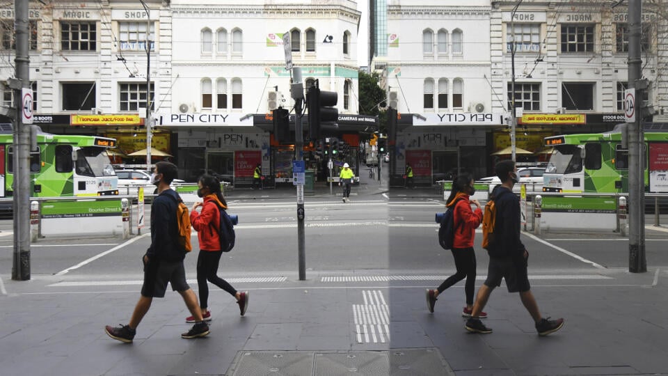 Melbourne - Na snímke ľudia s ochrannými rúškami kráčajú v Melbourne.