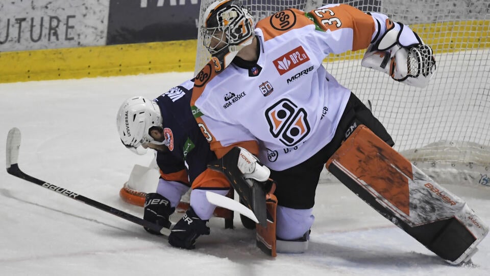 Na snímke vpravo brankár Dominik Riečický (Košice), vľavo Filip Vašaš (Michalovce) v 23. kole hokejovej Tipos extraligy HC Košice - HK Dukla INGEMA Michalovce 4. decembra 2022 v Košiciach. FOTO TASR - František Iván
