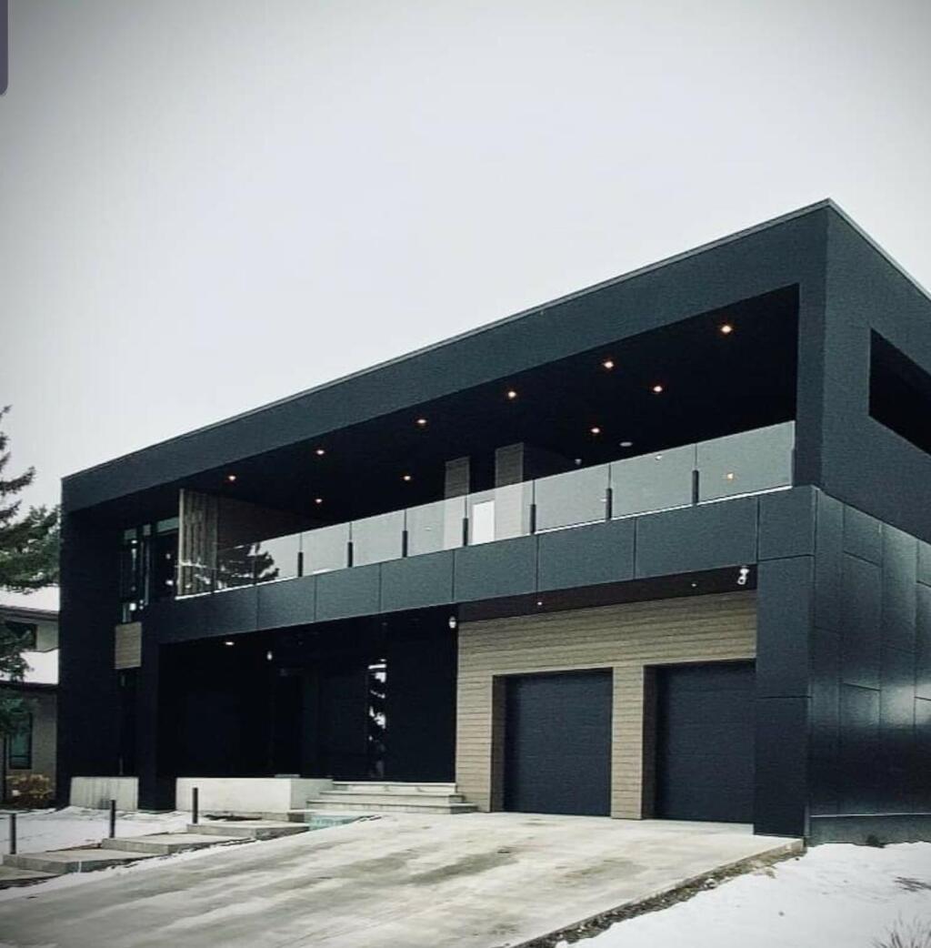 Koľko ich dom o celkovej rozlohe 2 500 m2 stál, sa tají. Môžeme však povedať, že cenou nefiguruje medzi TOP 10 najdrahších domov v Edmontone, takže vyšiel majiteľov lacnejšie ako 2,5 milióna eur.