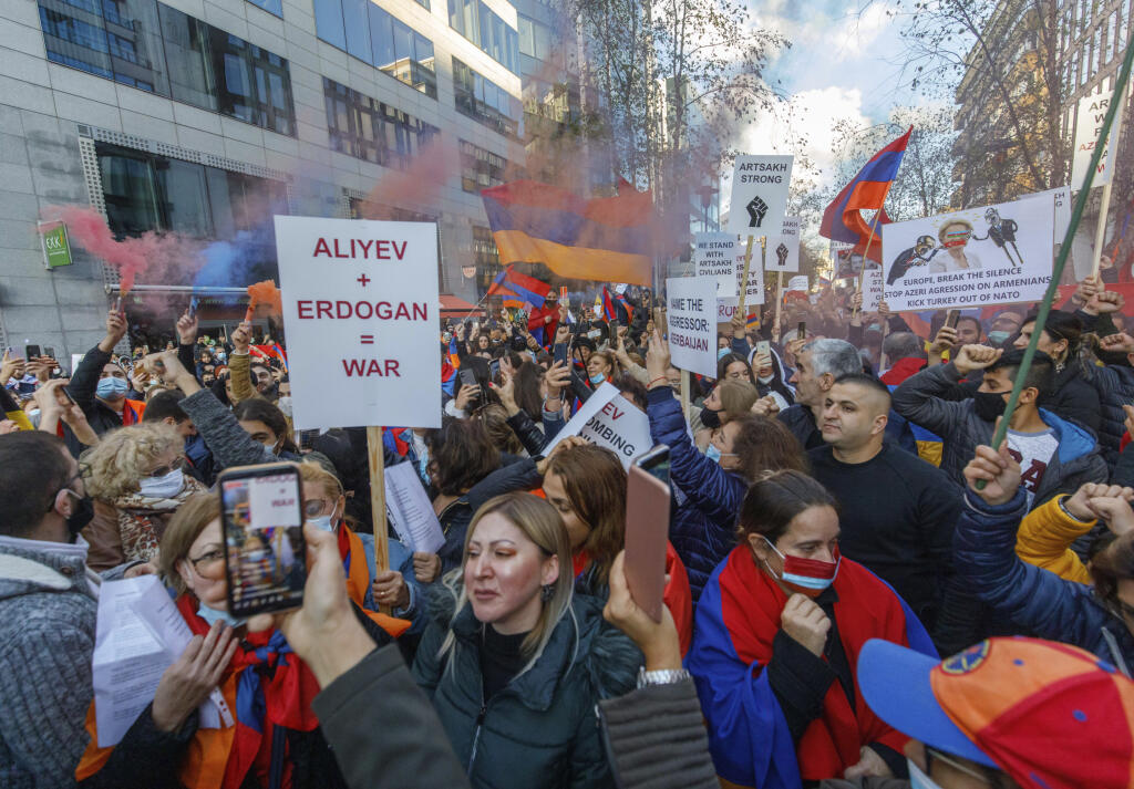 Arménska diaspora je známa z aktívneho lobbingu v prospech svojej orientálnej domoviny. Na snímke demonštranti protestujú pred sídlom Európskej rady proti vojne v Náhornom Karabachu.