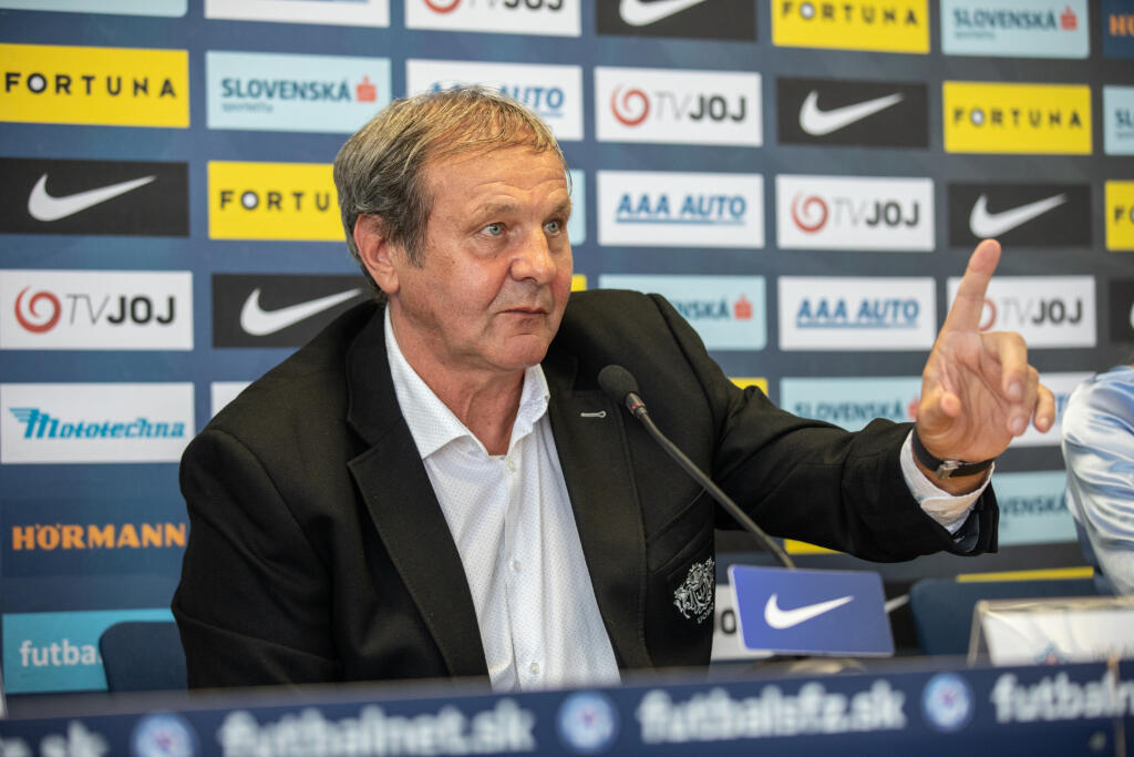 "Dúbravka mi povedal, že má ťažké obdobie v Newcastli a išiel sa odreagovať. Weiss povedal, že nevie, prečo bol vonku. Lobotka povedal, že vo Vigu mal nahustený program a nemal čas sa odreagovať. Čudný pohľad na vec, keď hral zápasy sobota-sobota. A ešte na margo môjho odchodu povedal, že tréneri prichádzajú a odchádzajú a ja som profesionál. Prístupom stopercentný. Máme ho všetci radi, je to hráč budúcnosti s veľkým potenciálom. Škriniar povedal to isté, som z neho sklamaný, lebo vzťah s ním bol nadštandardný. Teším sa z jeho výkonov, budem obom stále fandiť, ale aj som ich chcel na tlačovke po zápase s Českom vyhecovať čiastočnou kritikou, aby prevzali väčšiu zodpovednosť za hru mužstva a nespoliehali sa na Škrtela. Šatka mi povedal, že išiel s kamarátmi. Tí siedmi hráči ponocovali, ako som mal zareagovať?"