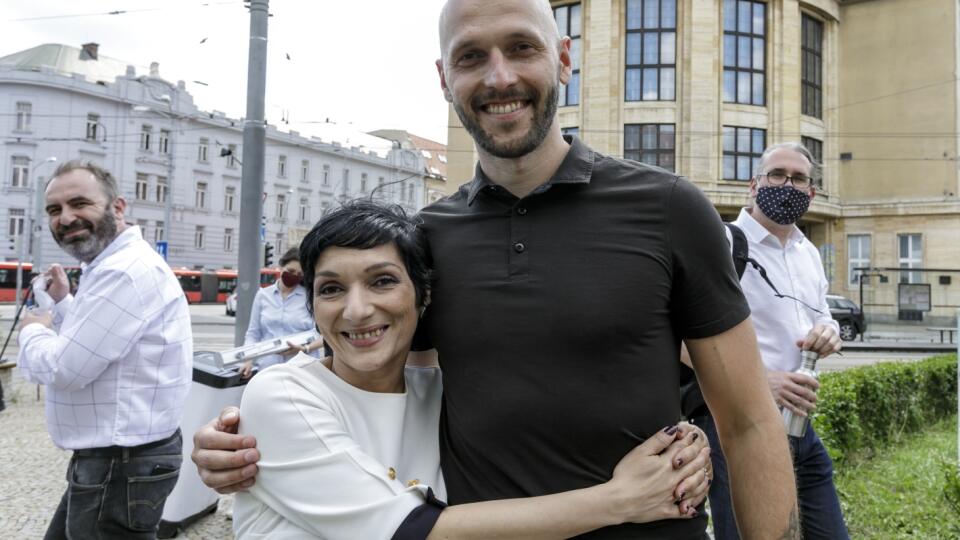 Na snímke zľava člen predsedníctva mimoparlamentného hnutia Progresívne Slovensko (PS) Ivan Štefunko, novozvolená predsedníčka Irena Bihariová, bývalý predseda hnutia Michal Truban a člen predsedníctva Martin Hojsík sa usmievajä po skončení tlačovej konferencie po sneme hnutia, na ktorom si delegáti zvolili nové vedenie v Bratislave 6. júna 2020. Snem sa uskutočnil elektronicky v dôsledku koronavírusovej pandémie. FOTO TASR - Dano Veselský