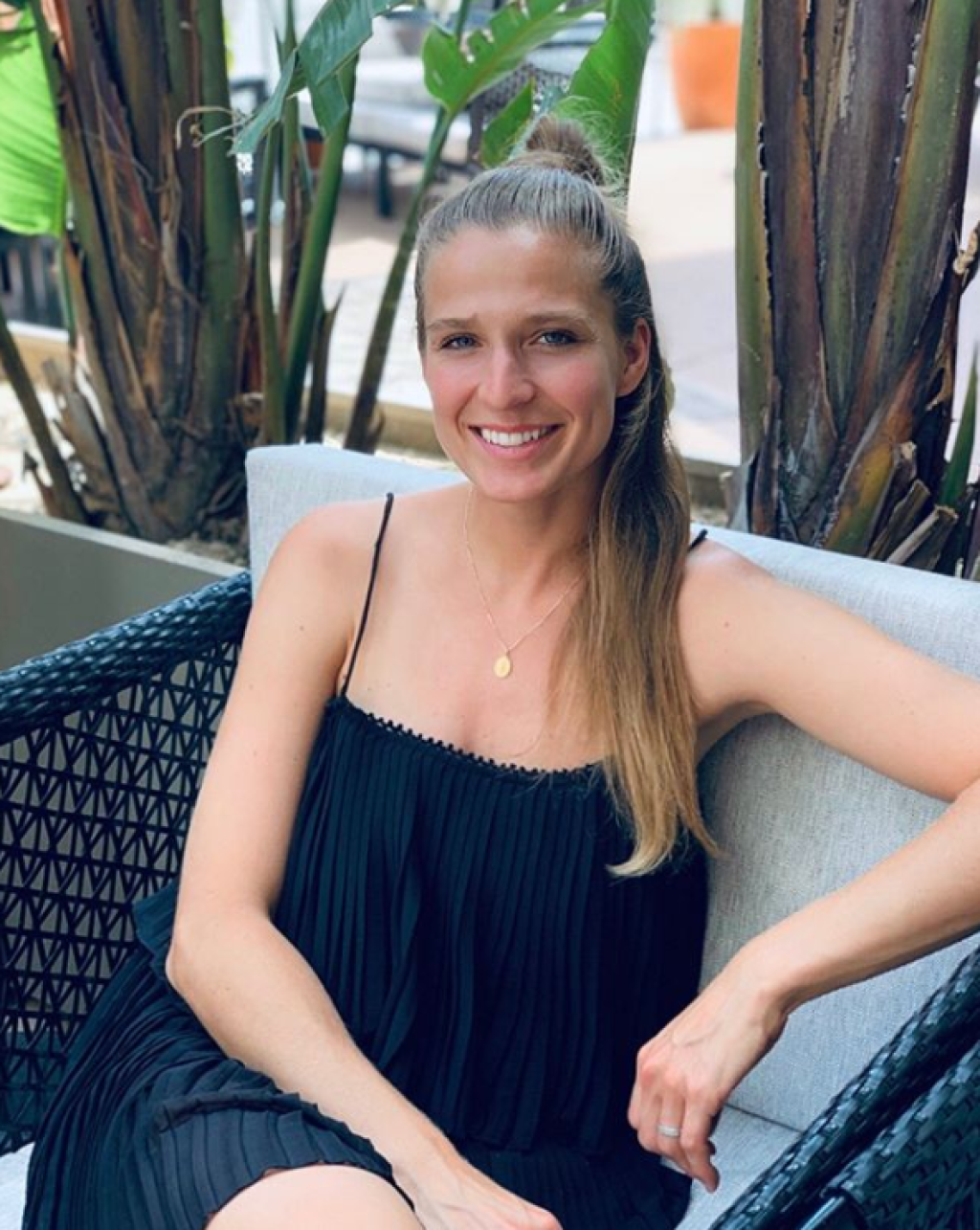 Účastníčka Miss Universe 2007 si totiž zapózovala v sexi minišatách, ktorý zdobil aj poriadne hlboký výstrih.