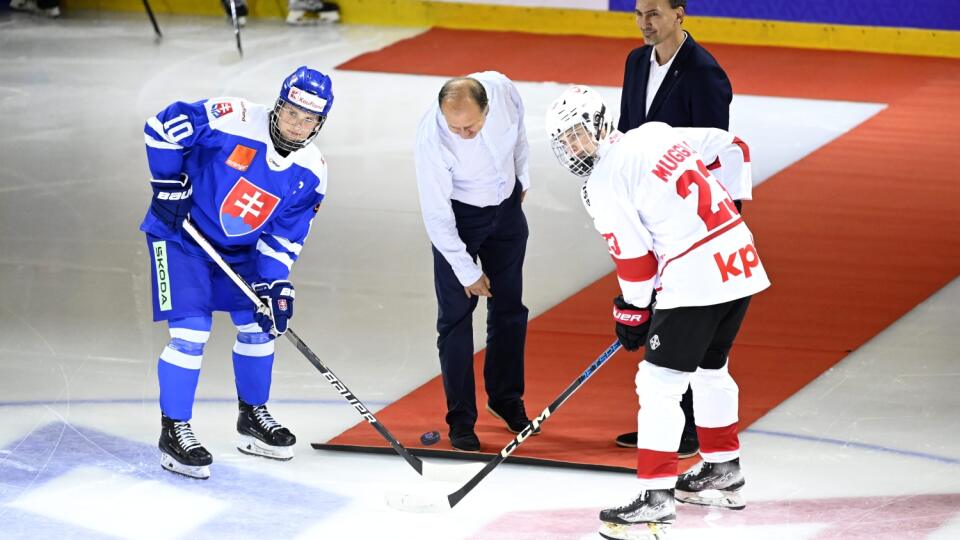 Na snímke zľava Tomáš Pobežal (Slovensko), primátor mesta Trenčín Richard Rybníček, prezident SZĽH Miroslav Šatan a Leon Muggli (Švajčiarsko) vhadzujú úvodné buly v zápase B-skupiny úvodného dňa hokejového turnaja Hlinka Gretzky Cup hráčov do 18 rokov Slovensko - Švajčiarsko v Trenčíne 31. júla 2023. FOTO TASR - Radovan Stoklasa