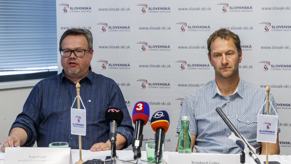 Na snímke Ivan Ivanič, Prezident SLA  a Reinhard Leiter, šéftréner NLC- Alpine počas tlačovej konferencie Slovenskej lyžiarskej asociácie k novému projektu výchovy mládeže s názvom Pro Ski Team Slovakia.