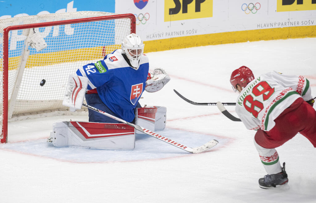 Slovenský brankár Branislav Konrád (vľavo) a vpravo hráč Bieloruska Dimitrij Korobov v poslednom zápase D-skupiny Slovensko - Bielorusko na kvalifikačnom turnaji o postup na ZOH2022 v Pekingu v Bratislave v nedeľu 29. augusta 2021. FOTO TASR - Martin Baumann