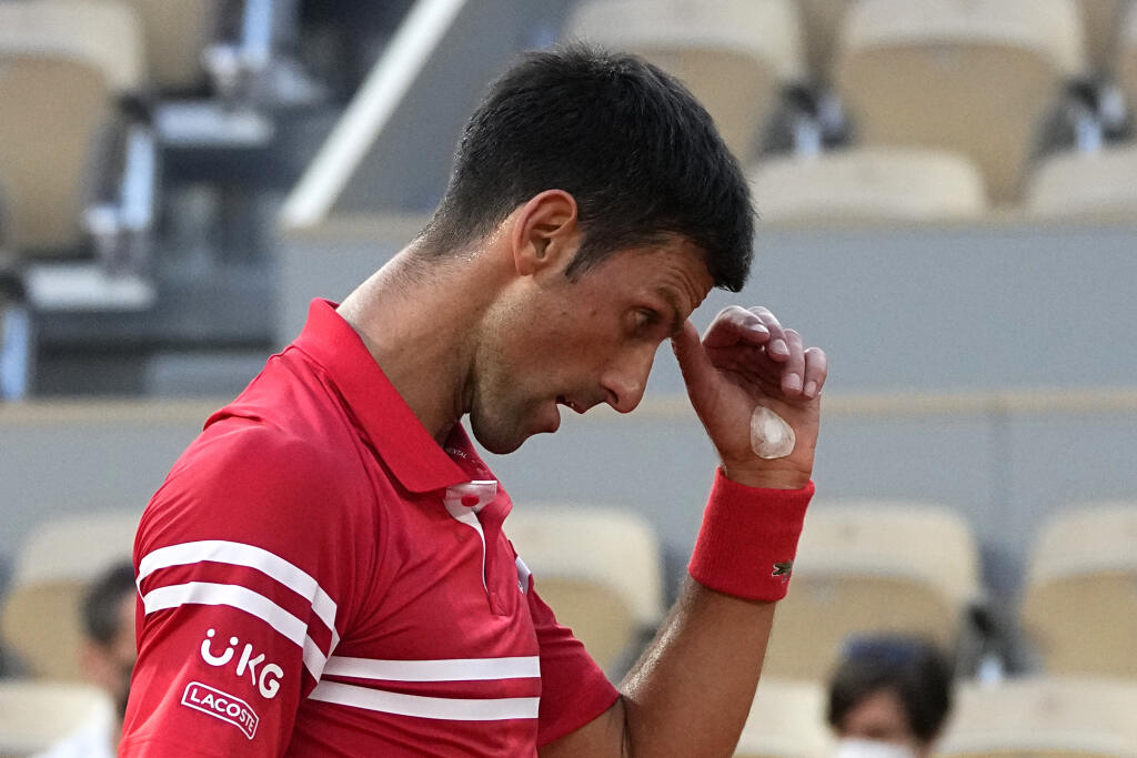 JB 68 Paríž - Srbský tenista Novak Djokovič reaguje v zápase proti Španielovi Rafaelovi Nadalovi v semifinále dvojhry na grandslamovom turnaji Roland Garros v Paríži 11. júna 2021. FOTO TASR/AP
Serbia's Novak Djokovic scratches his head as he plays Spain's Rafael Nadal during their semifinal match of the French Open tennis tournament at the Roland Garros stadium Friday, June 11, 2021 in Paris. (AP Photo/Michel Euler)