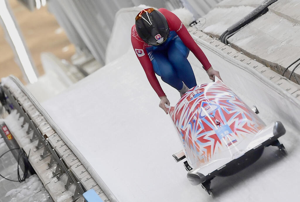 Na snímke slovenská bobistka Viktória Čerňanská počas štvrtej jazdy v novej olympijskej disciplíne monoboby žien v Jen-čchingu na ZOH 2022 v Pekingu v pondelok 14. februára 2022.