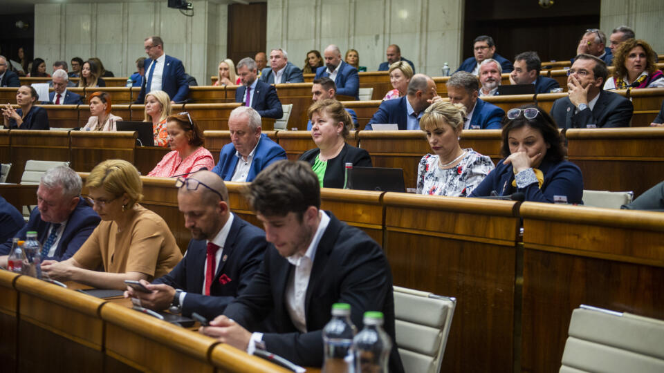 Na snímke poslanci Národnej rady (NR) SR počas rokovania 65. schôdze parlamentu v utorok 24. mája 2022 v Bratislave. FOTO TASR - Jakub Kotian