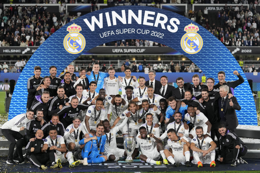 Súbojom Osasuny proti FC Sevilla odštartuje v piatok nová sezóna španielskej futbalovej La Ligy, ktorá opäť oživí tradičnú rivalitu obhajcu titulu Realu Madrid a jeho katalánskeho konkurenta FC Barcelona.