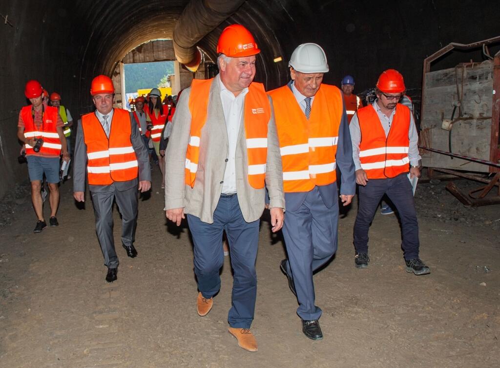 Minister dopravy a výstavby Árpád Érsek a primátor mesta Ružomberok Igor Čombor v tuneli Čebrať
