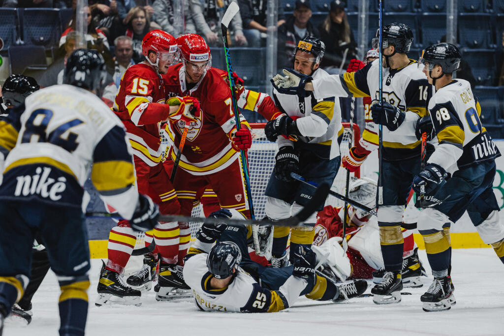 Na snímke Wiliam Rapuzzi (Slovan) a Pierre Crinon (Trenčín) počas zápasu 1.kola Tipos Extraligy 2021/2022 medzi HC Slovan Bratislava a HK Dukla Trenčín.